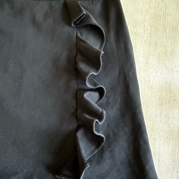 White House Black Market ruffle mini skirt 6 EUC - Picture 2 of 7